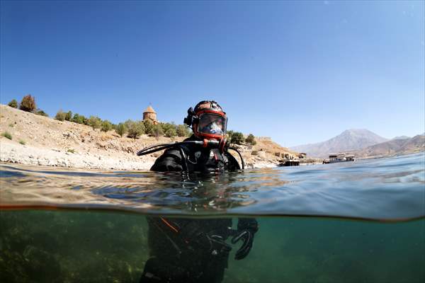 Sahil Güvenlik Komutanlığı timlerinin Van Gölü'nün derinliklerindeki tatbikatı görüntülendi