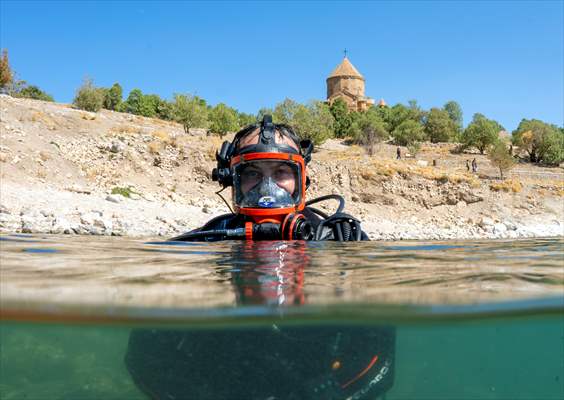 Sahil Güvenlik Komutanlığı timlerinin Van Gölü'nün derinliklerindeki tatbikatı görüntülendi