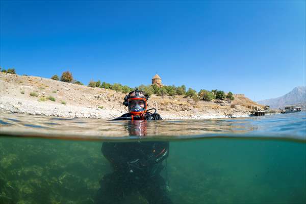 Sahil Güvenlik Komutanlığı timlerinin Van Gölü'nün derinliklerindeki tatbikatı görüntülendi
