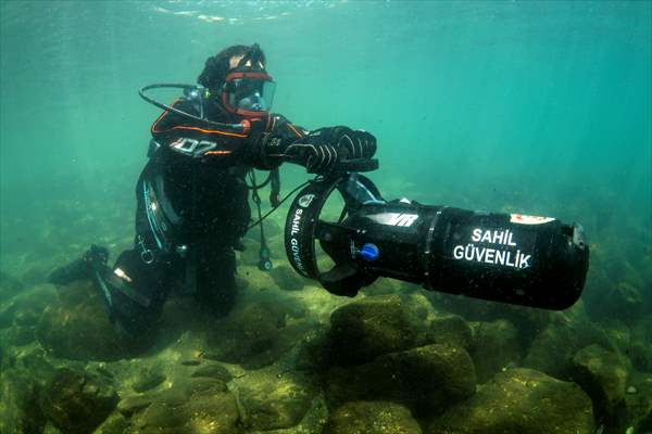 Sahil Güvenlik Komutanlığı timlerinin Van Gölü'nün derinliklerindeki tatbikatı görüntülendi