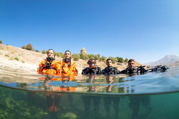 Sahil Güvenlik Komutanlığı timlerinin Van Gölü'nün derinliklerindeki tatbikatı görüntülendi