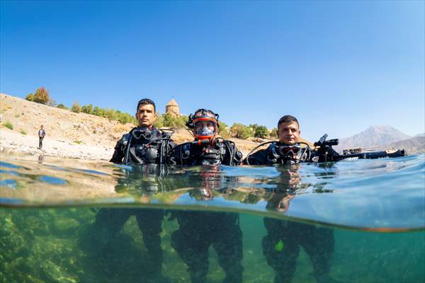 Sahil Güvenlik Komutanlığı timlerinin Van Gölü'nün derinliklerindeki tatbikatı görüntülendi