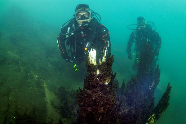 Sahil Güvenlik Komutanlığı timlerinin Van Gölü'nün derinliklerindeki tatbikatı görüntülendi