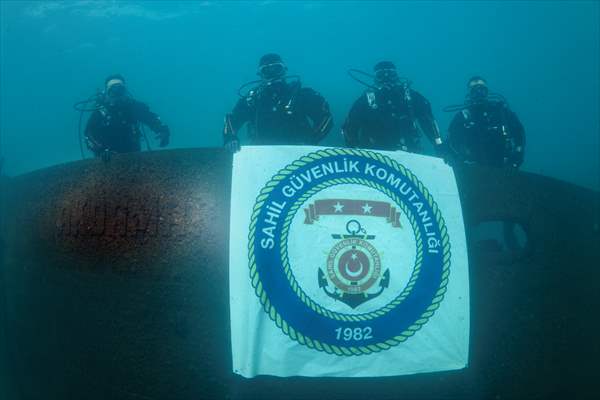 Sahil Güvenlik Komutanlığı timlerinin Van Gölü'nün derinliklerindeki tatbikatı görüntülendi