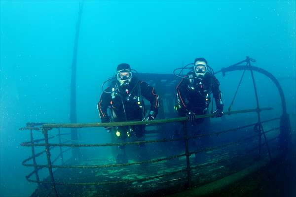 Sahil Güvenlik Komutanlığı timlerinin Van Gölü'nün derinliklerindeki tatbikatı görüntülendi