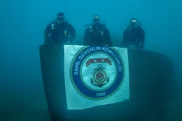 Sahil Güvenlik Komutanlığı timlerinin Van Gölü'nün derinliklerindeki tatbikatı görüntülendi