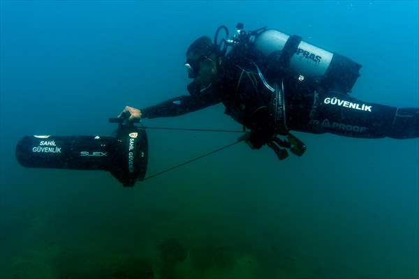 Sahil Güvenlik Komutanlığı timlerinin Van Gölü'nün derinliklerindeki tatbikatı görüntülendi