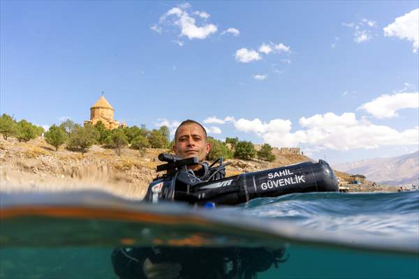 Sahil Güvenlik Komutanlığı timlerinin Van Gölü'nün derinliklerindeki tatbikatı görüntülendi