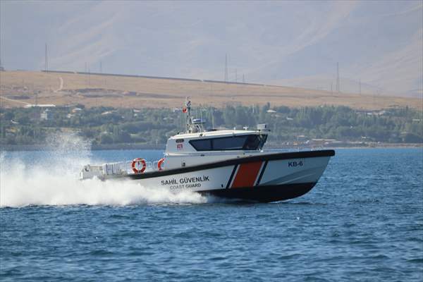 Sahil Güvenlik Komutanlığı timlerinin Van Gölü'nün derinliklerindeki tatbikatı görüntülendi