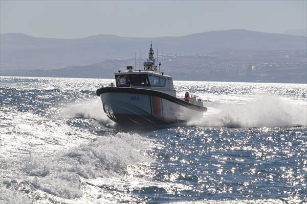 Sahil Güvenlik Komutanlığı timlerinin Van Gölü'nün derinliklerindeki tatbikatı görüntülendi