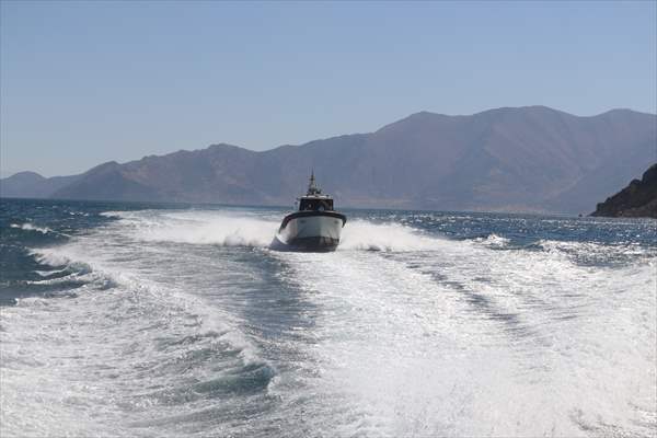 Sahil Güvenlik Komutanlığı timlerinin Van Gölü'nün derinliklerindeki tatbikatı görüntülendi