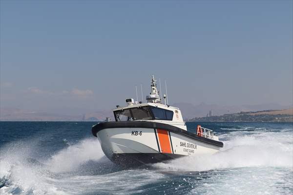 Sahil Güvenlik Komutanlığı timlerinin Van Gölü'nün derinliklerindeki tatbikatı görüntülendi