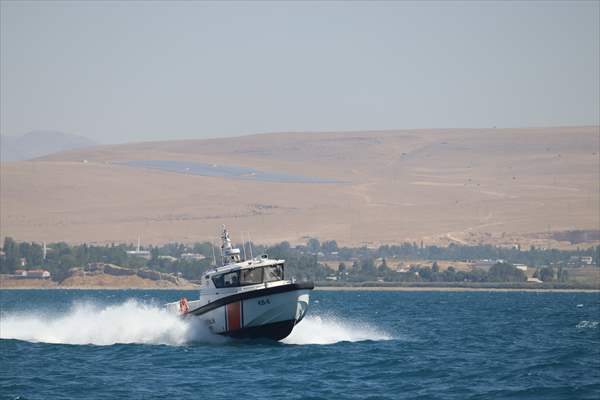Sahil Güvenlik Komutanlığı timlerinin Van Gölü'nün derinliklerindeki tatbikatı görüntülendi