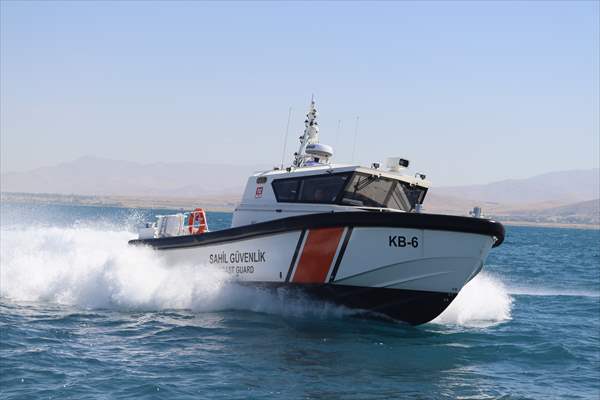 Sahil Güvenlik Komutanlığı timlerinin Van Gölü'nün derinliklerindeki tatbikatı görüntülendi