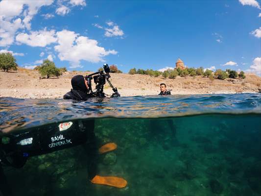 Sahil Güvenlik Komutanlığı timlerinin Van Gölü'nün derinliklerindeki tatbikatı görüntülendi