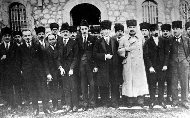 TBMM Başkanı Mustafa Kemal Atatürk, elçilerle