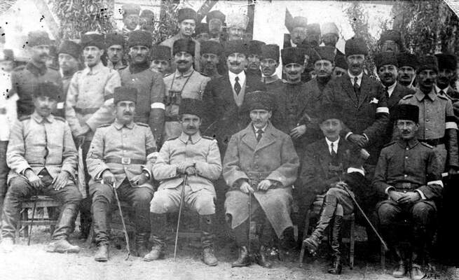 Atatürk, arkadaşları ile