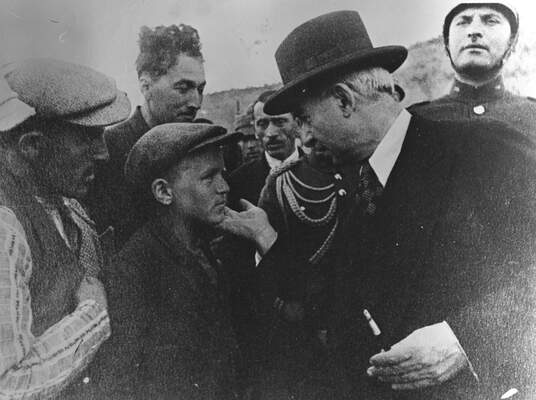 İsmet İnönü bir çocuk ile sohbet etti