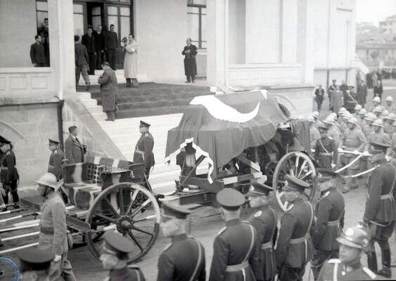 Atatürk'ün cenazesi Etnografya Müzesi bahçesinde