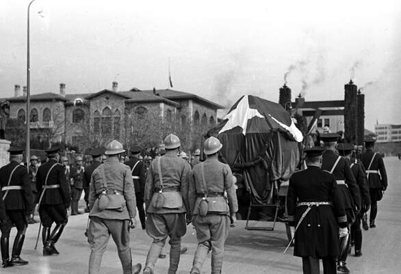 Atatürk'ün cenazesi TBMM'ye götürülüyor