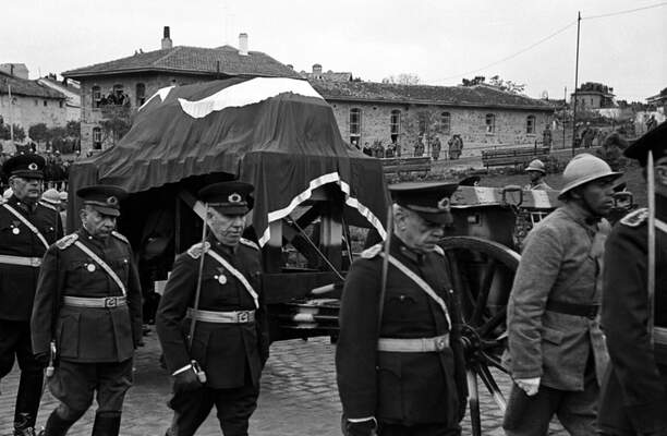 Atatürk'ün cenazesi TBMM'ye götürülüyor