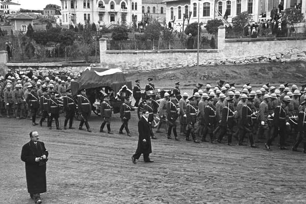 Atatürk'ün cenazesi TBMM'ye götürülüyor