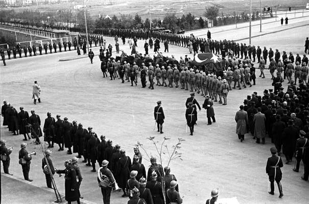 Atatürk'ün cenazesi TBMM'ye götürülüyor