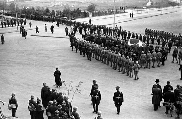 Atatürk'ün cenazesi TBMM'ye götürülüyor