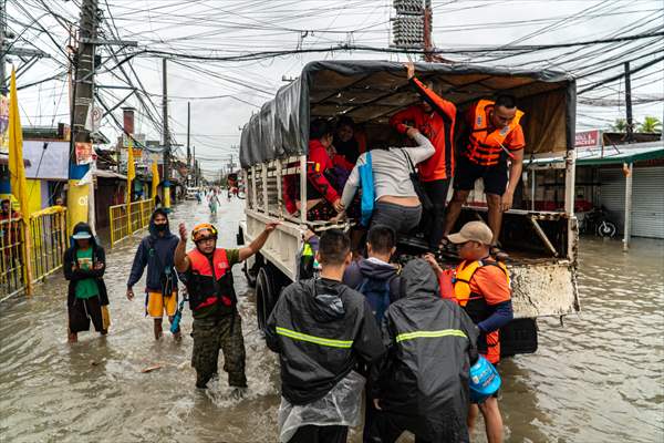 Tropical Storm Nalgae hits Philippines