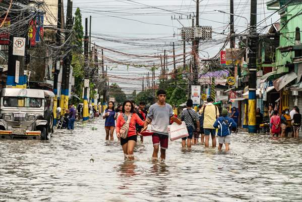 Tropical Storm Nalgae hits Philippines