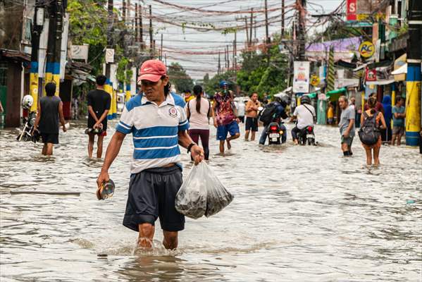 Tropical Storm Nalgae hits Philippines