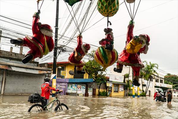 Tropical Storm Nalgae hits Philippines