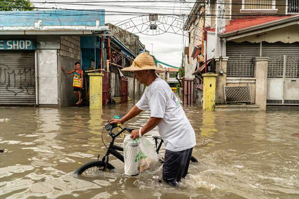 Tropical Storm Nalgae hits Philippines