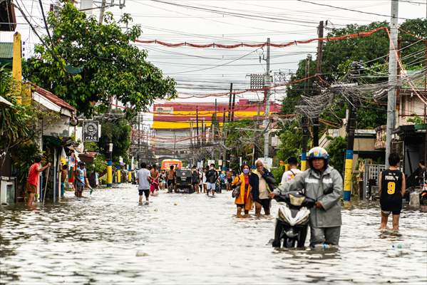 Tropical Storm Nalgae hits Philippines