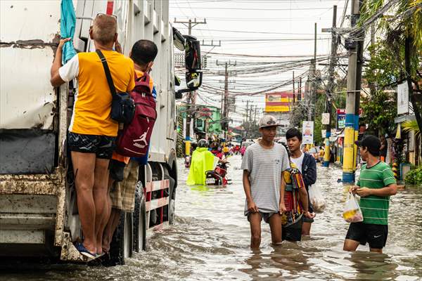 Tropical Storm Nalgae hits Philippines