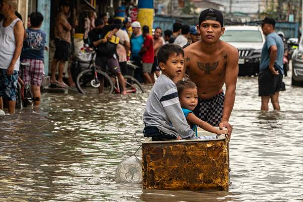 Tropical Storm Nalgae hits Philippines