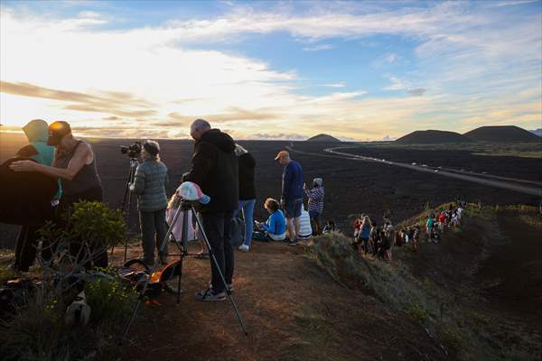 Hawaii's Mauna Loa erupts