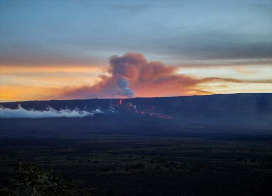 Hawaii's Mauna Loa erupts