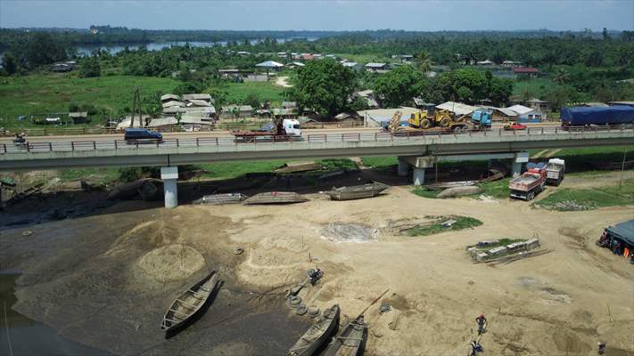 Cameroonian young people work under Sanaga River