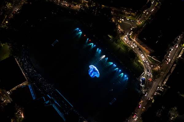 Colombians want to win Guinness with Lionel Messi inflatable jersey