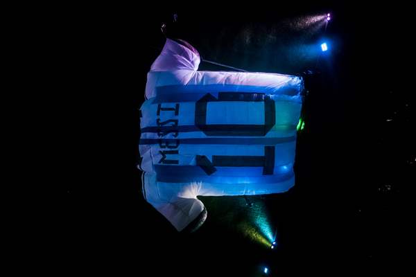 Colombians want to win Guinness with Lionel Messi inflatable jersey