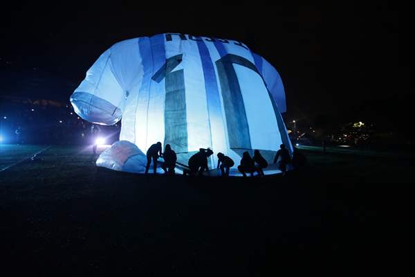 Colombians want to win Guinness with Lionel Messi inflatable jersey