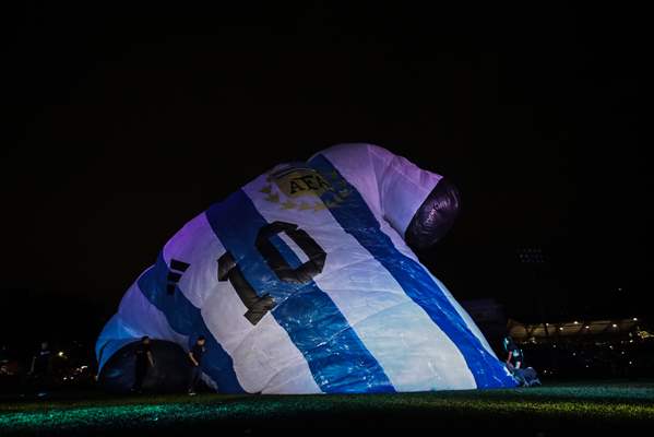 Colombians want to win Guinness with Lionel Messi inflatable jersey