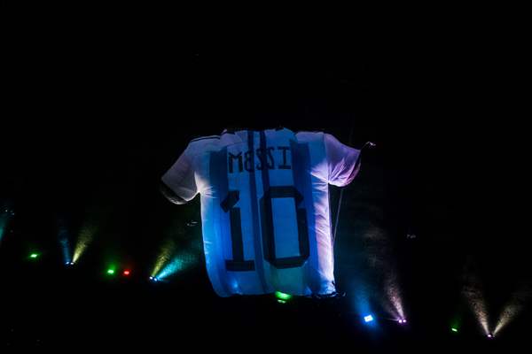 Colombians want to win Guinness with Lionel Messi inflatable jersey