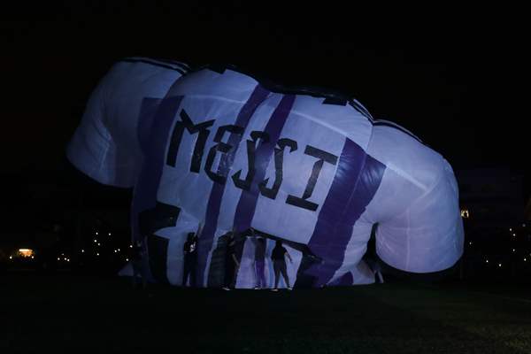Colombians want to win Guinness with Lionel Messi inflatable jersey