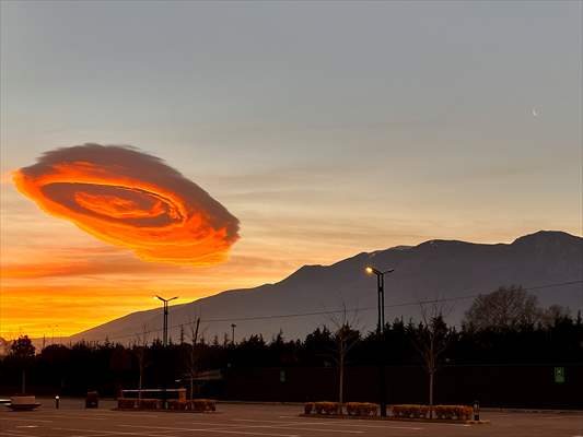 Lenticular cloud in Turkiye's Bursa