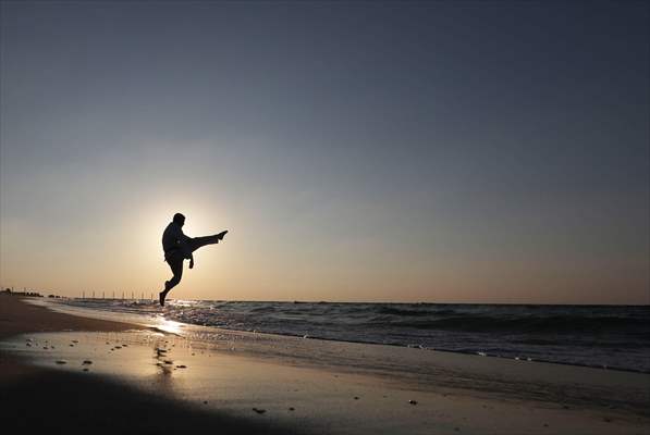 Taekwondo training on the beach in Gaza