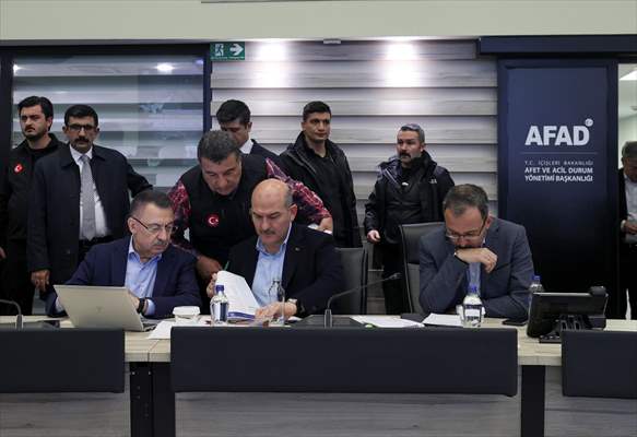 Cumhurbaşkanı Yardımcısı Oktay ve bazı bakanlar deprem çalışmalarını AFAD'dan koordine ediyor