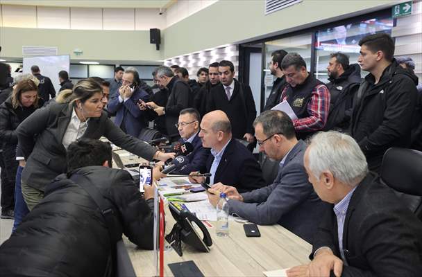 Cumhurbaşkanı Yardımcısı Oktay ve bazı bakanlar deprem çalışmalarını AFAD'dan koordine ediyor