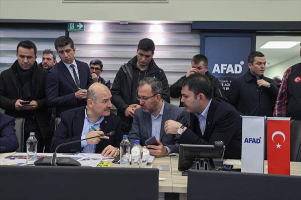 Cumhurbaşkanı Yardımcısı Oktay ve bazı bakanlar deprem çalışmalarını AFAD'dan koordine ediyor